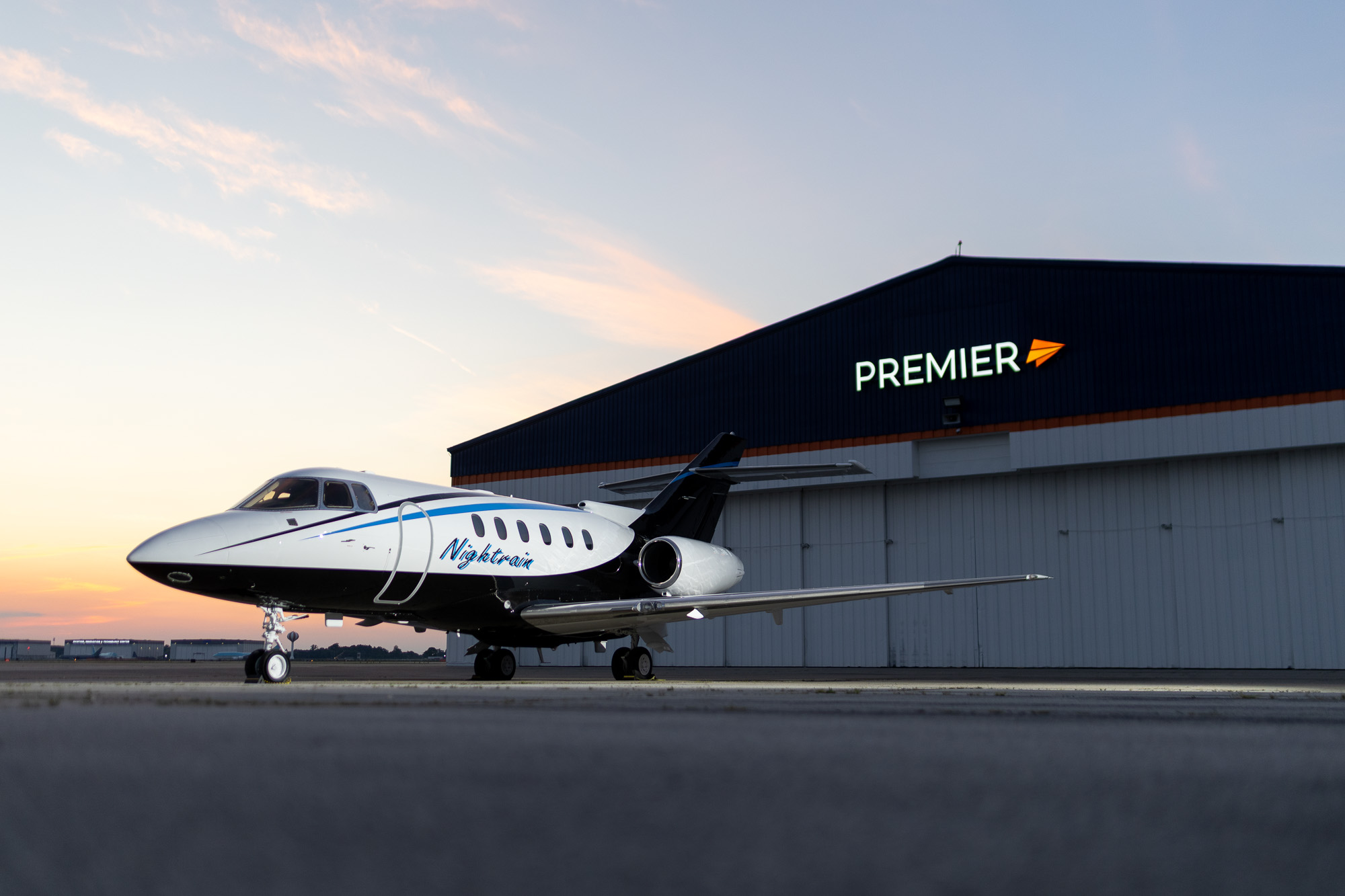 PremierMRO unveils custom paint work and Gogo L5 on Hawker 800XP